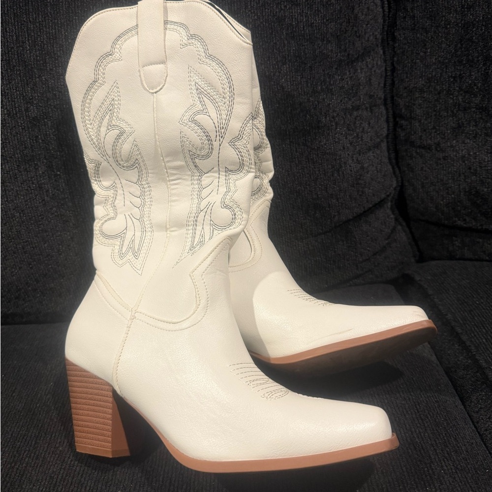 White Western-Style Women's Boots - Picture 2 of 7